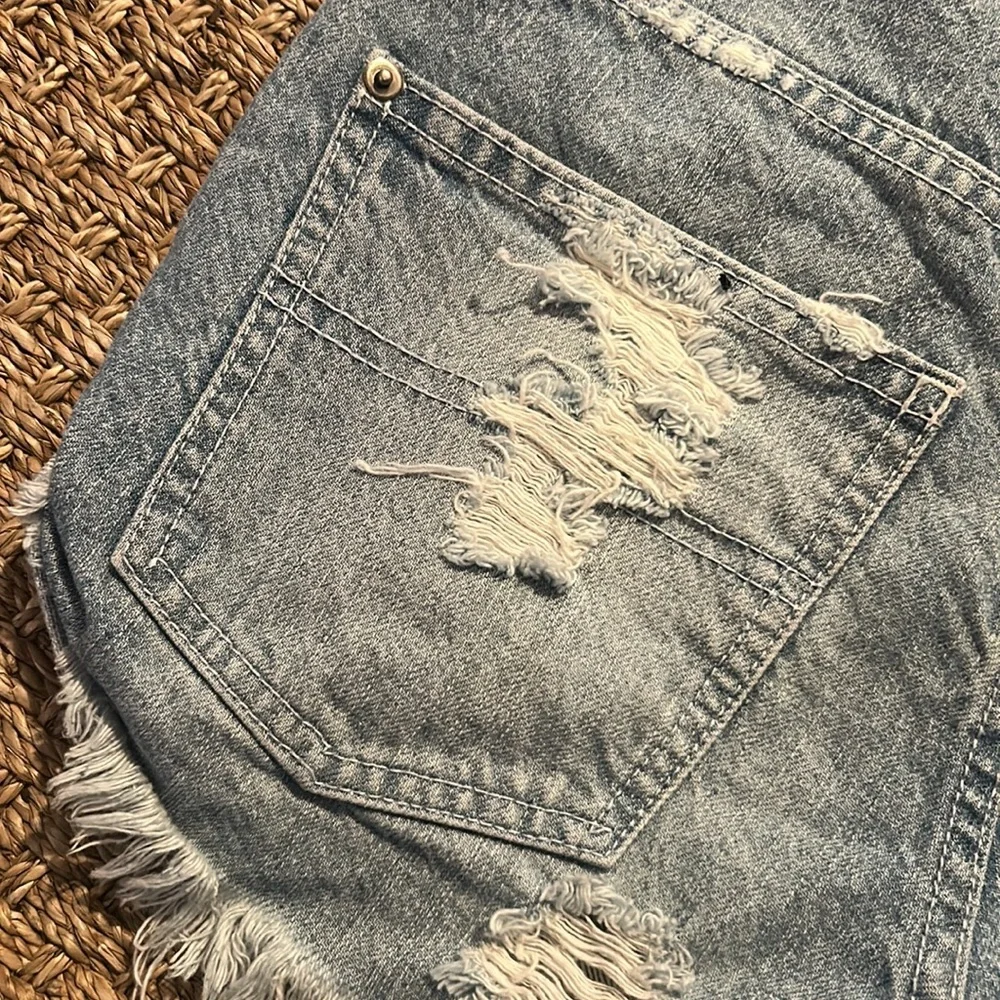 Surrounded by Ghosts Streetwear Light Wash Distressed Denim Shorts Size 26